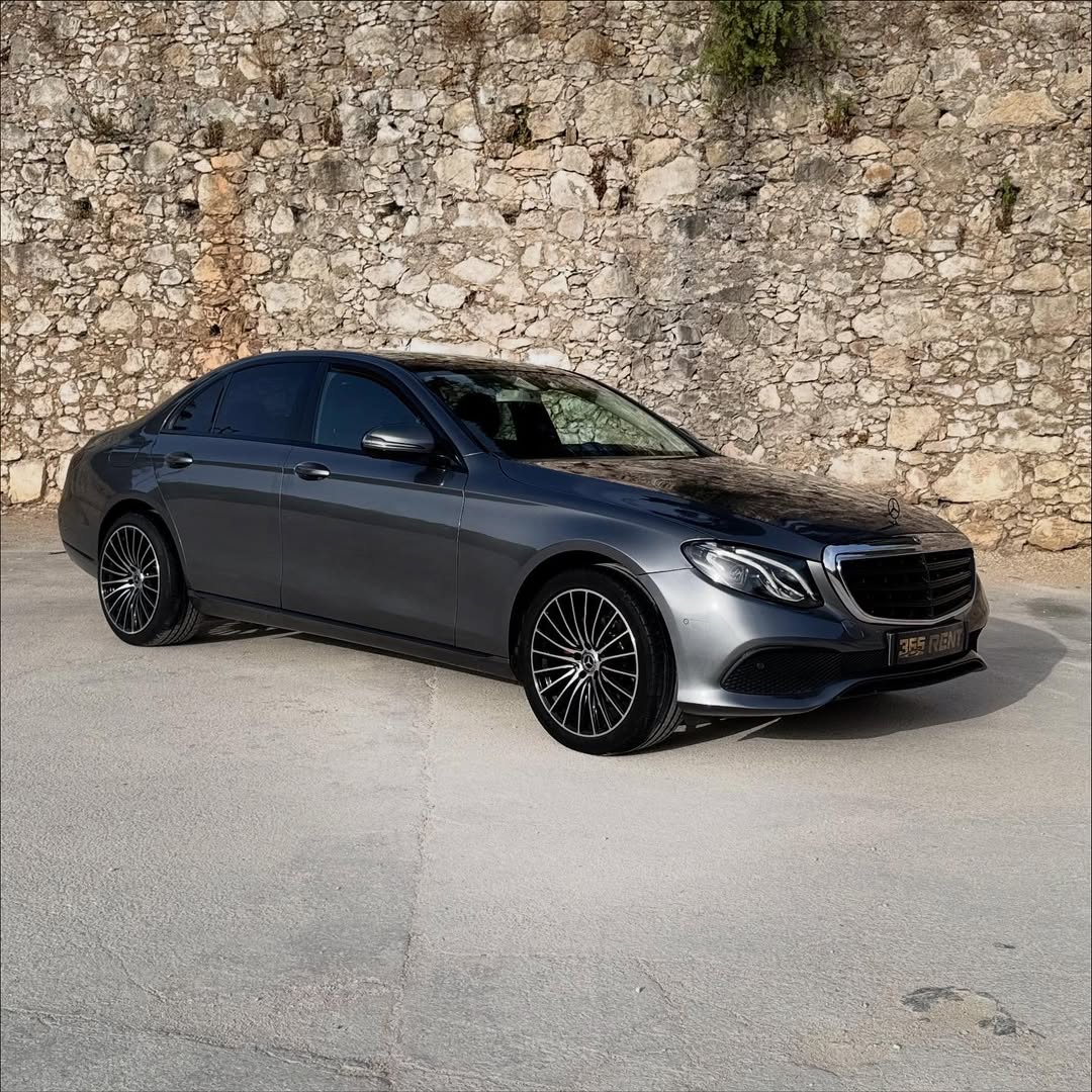 O Mercedes Classe E Exclusive Line é sinónimo de luxo, conforto e sofisticação. Um sedan executi (1)