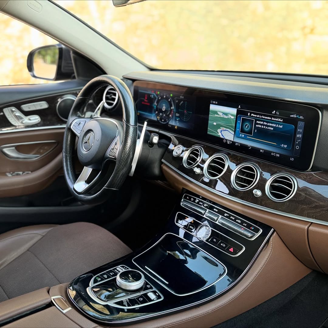 O Mercedes Classe E Exclusive Line é sinónimo de luxo, conforto e sofisticação. Um sedan executi (2)
