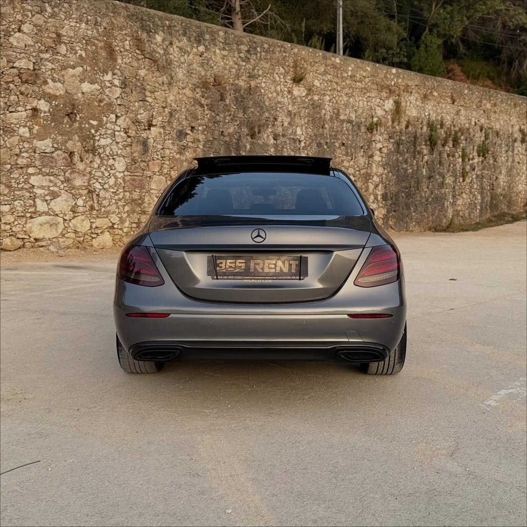 O Mercedes Classe E Exclusive Line é sinónimo de luxo, conforto e sofisticação. Um sedan executi (5)