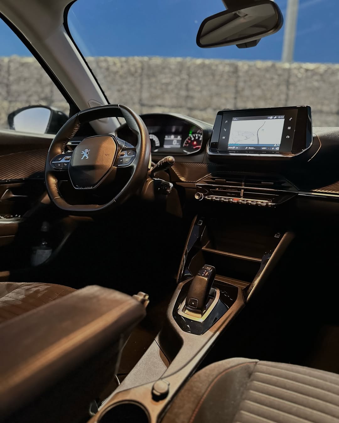 Peugeot 2008-2021-Automático -Gasóleo -👥5 LugaresPara mais informações ou reservas, envie mensa (5)